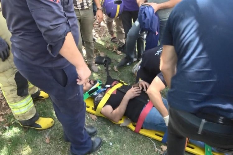 İstanbul Sultangazi'de gasp&ccedil;ıları kovalarken kaza yaptı
