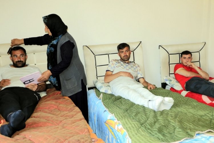 Hakkari'de engelli &ccedil;ocuklarına anne ve babalık yapıyor
