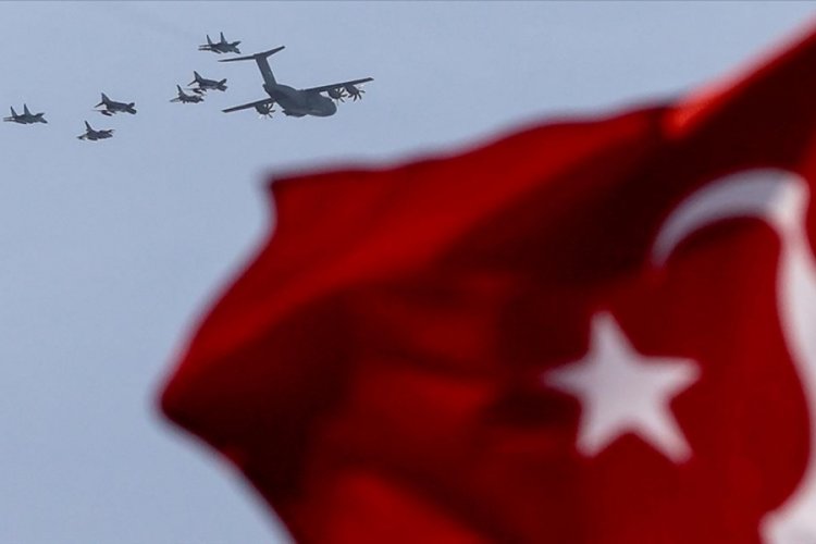 T&uuml;rkiye ve Azerbaycan u&ccedil;akları TEKNOFEST &ouml;ncesi İstanbul'u selamladı