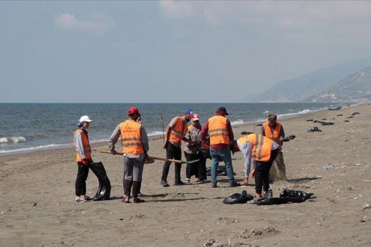 Hatay sahillerinde petrol sızıntısının temizlik &ccedil;alışmaları s&uuml;r&uuml;yor