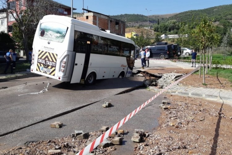 Kocaeli'de midib&uuml;s, su borusunun patlamasıyla &ccedil;ukura girdi