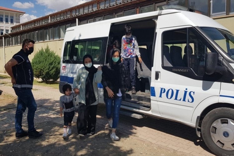 Erzincan'da 16 ka&ccedil;ak g&ouml;&ccedil;men yakalandı