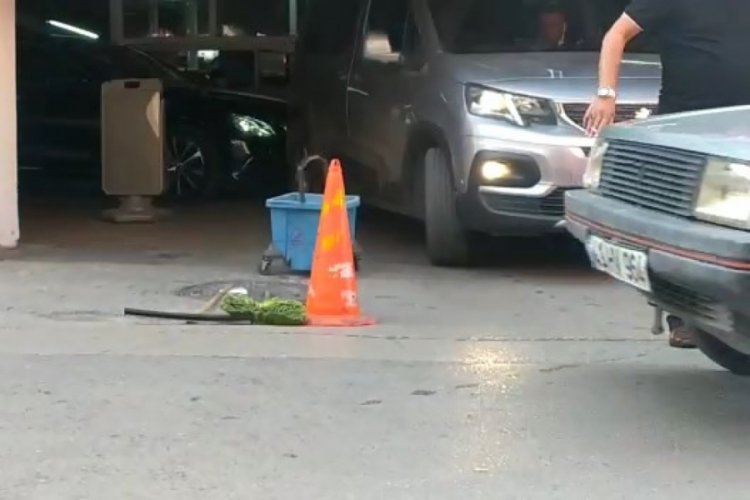 Bursa'da dengesini kaybeden adamın 3. kattan düşme anı kamerada
