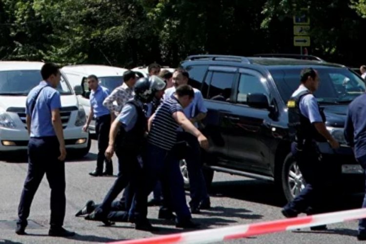 Kazakistan'da silahlı saldırı: 5 kişi &ouml;ld&uuml;