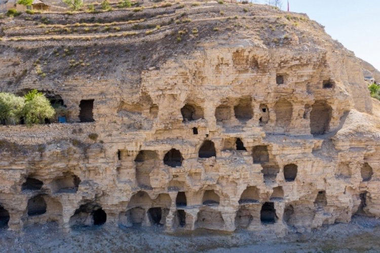 Sivas G&uuml;r&uuml;n'de 'apartman' mağaralar ilgi &ccedil;ekiyor