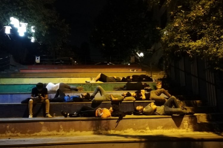 'Barınamıyoruz' diyen gen&ccedil;ler, bu geceyi de sokakta ge&ccedil;irecek