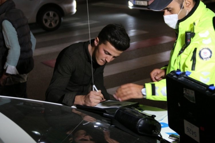 Alkoll&uuml; ara&ccedil; kullanırken polise yakalandı