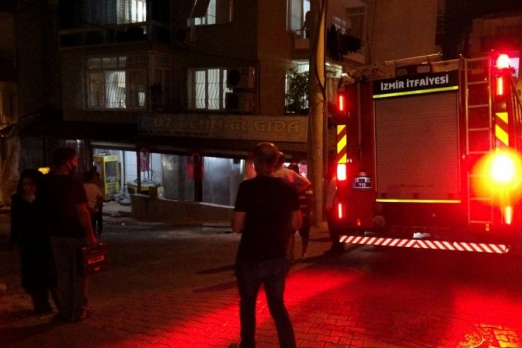 İzmir'de depoda yaşanan patlama ve yangında 4 kişi yaralandı