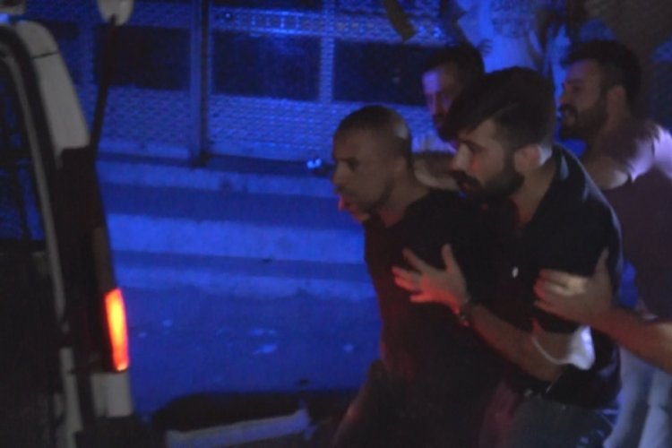 Ev sahibinin çık dediği kiracı, bütün eşyaları sokağa fırlattı