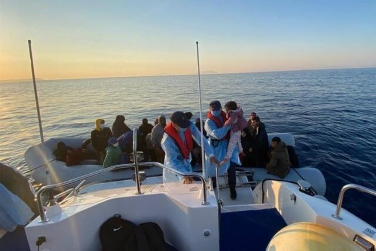 İzmir açıklarında 105 kaçak göçmen kurtarılırken, 87 kaçak göçmen yakalandı
