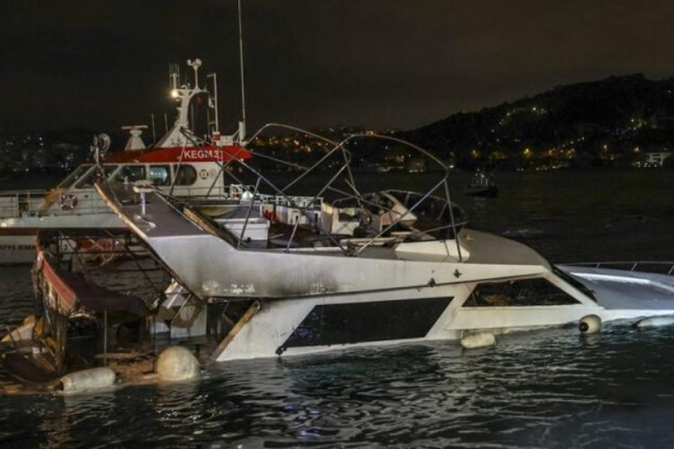 Dün yanan tekne gece çıkan ikinci yangında battı