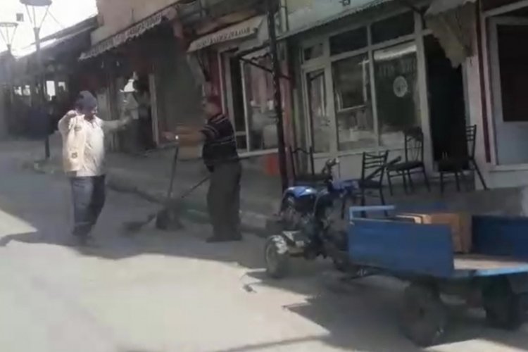 Bursa'da belediye g&ouml;revlisi hem sokakları s&uuml;p&uuml;r&uuml;yor hem g&ouml;bek atıyor