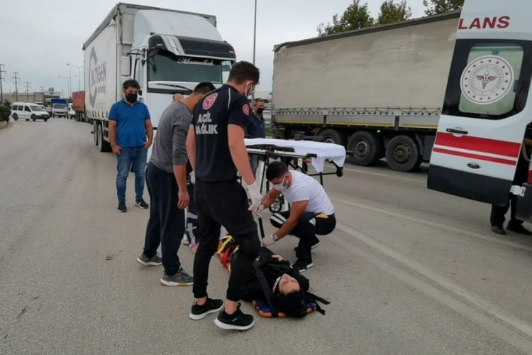 Bursa'da kamyonet ile motosiklet &ccedil;arpıştı! 2 yaralı