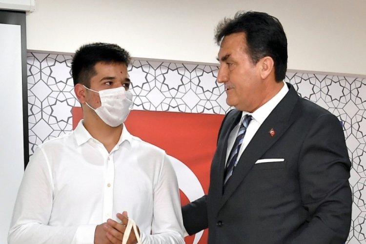 Bursa Osmangazi Belediyesi eğitim yatırmalarını Emir Geçit'in başarısıyla taçlandırdı