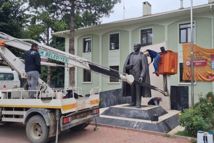 Bursa İznik'te bulunan Atatürk heykeli belediye görevlilerince temizlendi