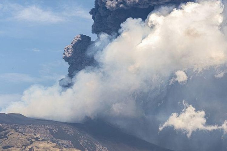 Etna Yanardağı k&uuml;l ve lav p&uuml;sk&uuml;rtmeye başladı