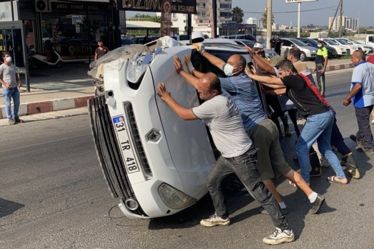Park halindeki araca &ccedil;arpan otomobil devrildi, vatandaşlar d&uuml;zeltti
