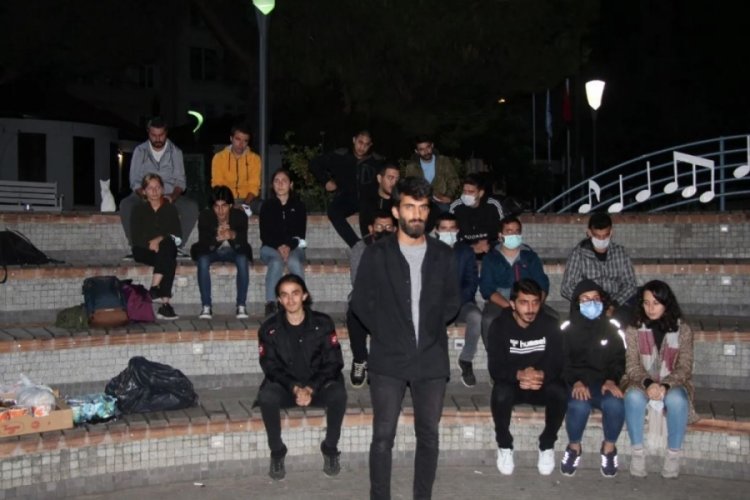 Kocaeli'de öğrenciler geceyi parkta geçiren! Vali'den açıklama geldi
