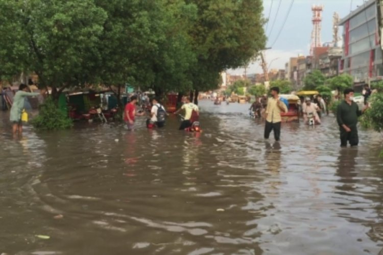 Pakistan'da sel felaketi! Sokaklar sular altında kaldı