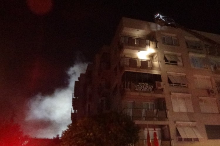 İzmir'de 5 katlı binada yangın: Maç sırasında Gürsel Aksel Stadı duman altında kaldı