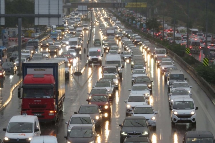 Yağmur sabah saatlerinde de etkisini s&uuml;rd&uuml;r&uuml;yor! Trafik y&uuml;zde 69'a ulaştı