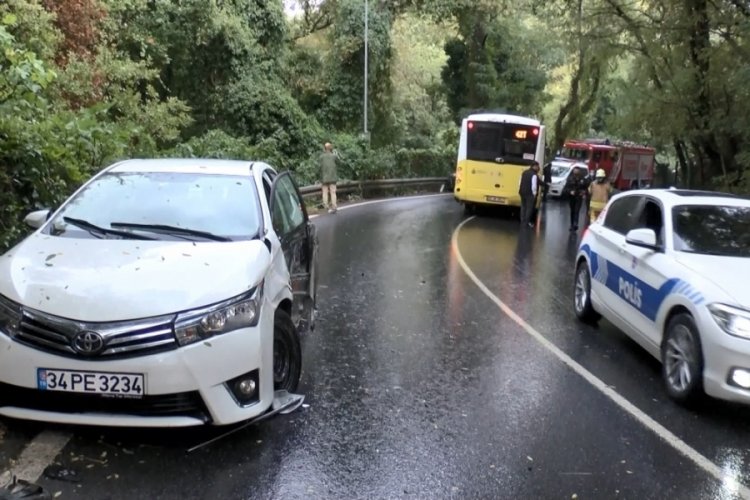 İstanbul Sarıyer'de İETT otobüsü 2 otomobile çarptı!