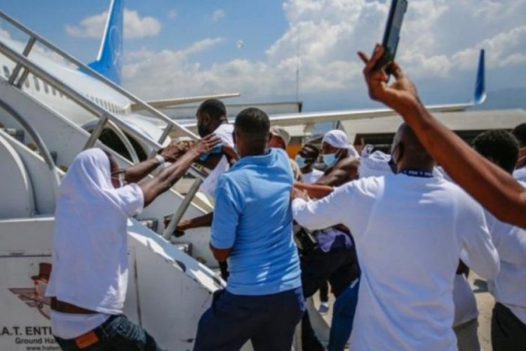 Bir ABD uçağı vakası daha! Sınır dışı edilen Haitililer Texas uçağına geri binmeye çalıştılar