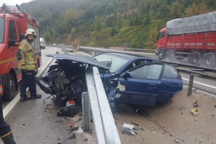 Bursa'da otomobil bariyere saplandı, sürücü ve kızı ölümden döndü