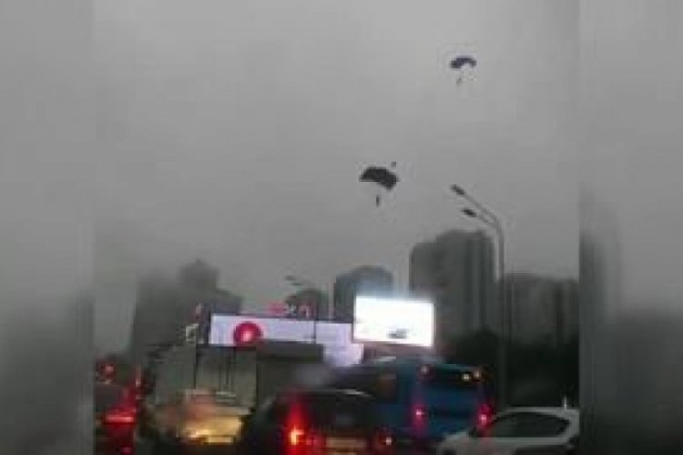 Rusya'da çıkan fırtınada paraşütçüler ölümden döndü