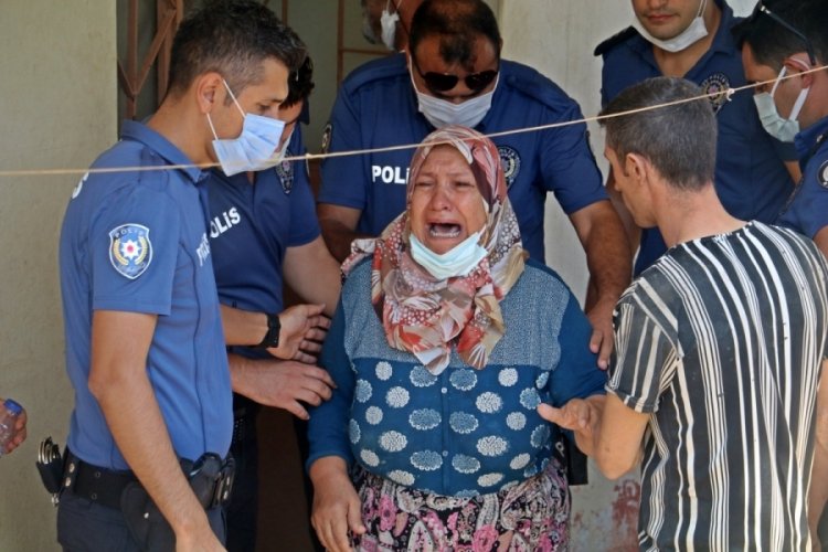 Boğazına bı&ccedil;ağı dayadı, anne ve babasını g&ouml;zyaşlarına boğdu