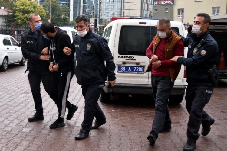 Hırsızlar &ccedil;aldıkları otomobille gezerken yakalandı