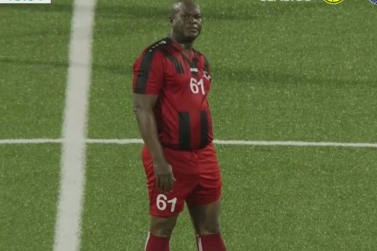 Interpol'&uuml;n aradığı Surinam Başkan Yardımcısı, sahaya &ccedil;ıkıp futbol oynadı