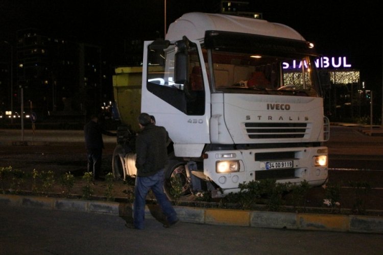 Yasak olduğu halde 'u' d&ouml;n&uuml;ş&uuml; yapan hafriyat kamyonuna otob&uuml;s &ccedil;arptı