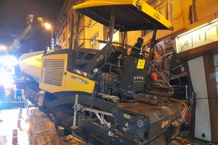 İstanbul Bayrampaşa'da iş makinası iş yerine &ccedil;arptı