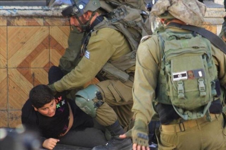 İsrail askerleri 10 yaşındaki Filistinli  çocuğu darp ederek gözlaltına aldılar