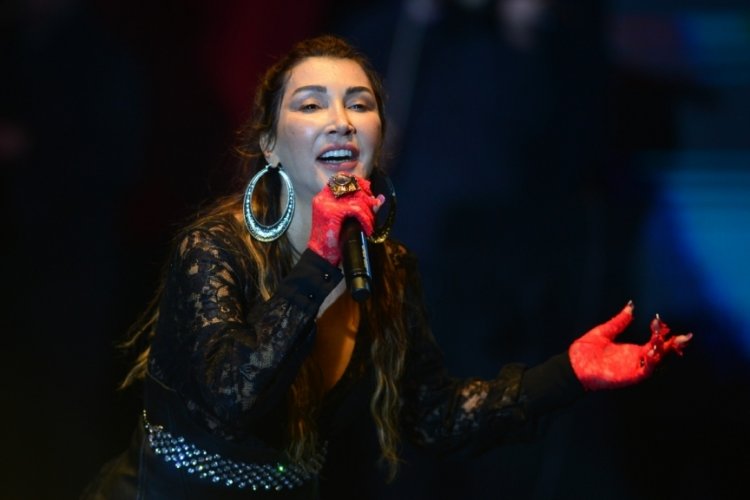 Hande Yener hastalara destek i&ccedil;in Bursa'da sahne aldı