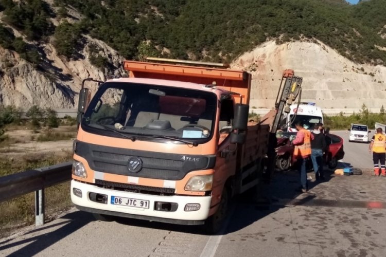 Tokat'ta kamyona otomobil &ccedil;arptı: 1 &ouml;l&uuml;
