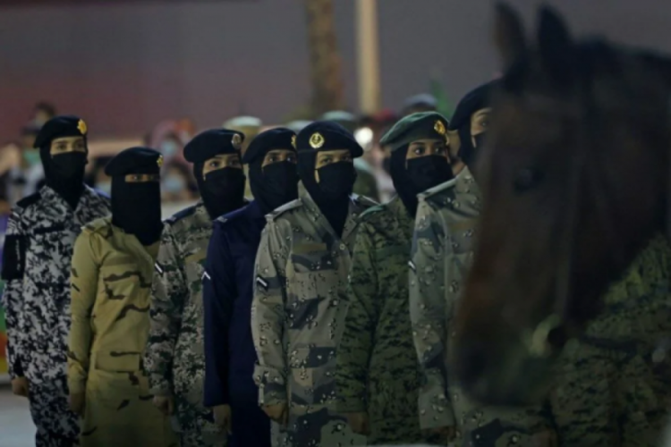 Suudi Arabistan tarihinde bir ilk: Kadınlar askeri t&ouml;rene katıldı