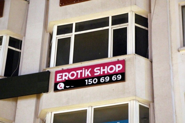 Ruhsatsız 'erotik shop' mühürlendi