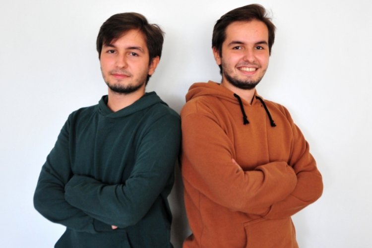 Bursa'da ikiz kardeşler, Uludağ Üniversitesi Tıp Fakültesi'ni ilk iki sırada kazandı!