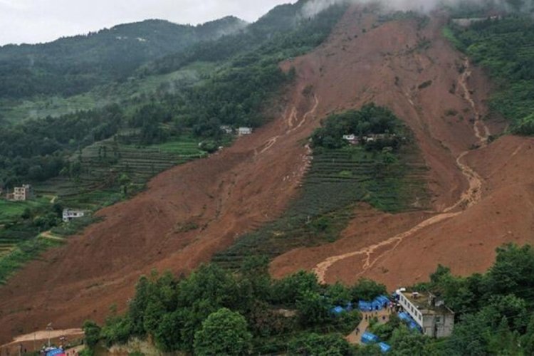 &Ccedil;in'in  Tianquan b&ouml;lgesinde heyelan! 1 kişi &ouml;ld&uuml;, 2 kişi yaralandı