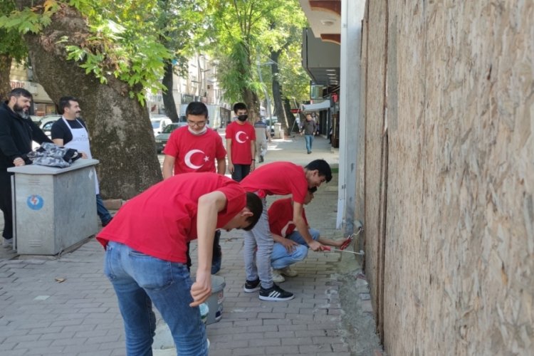 Bursa İneg&ouml;l'de gen&ccedil;ler, g&ouml;r&uuml;nt&uuml; kirliliğine neden olan alanları boyuyor