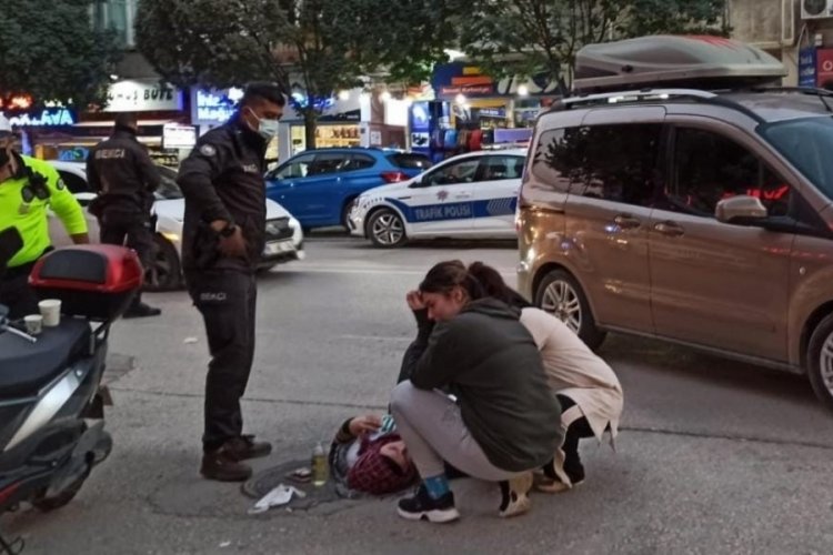 Bursa'da gen&ccedil; kız, kaza ge&ccedil;iren annesinin başında ağladı