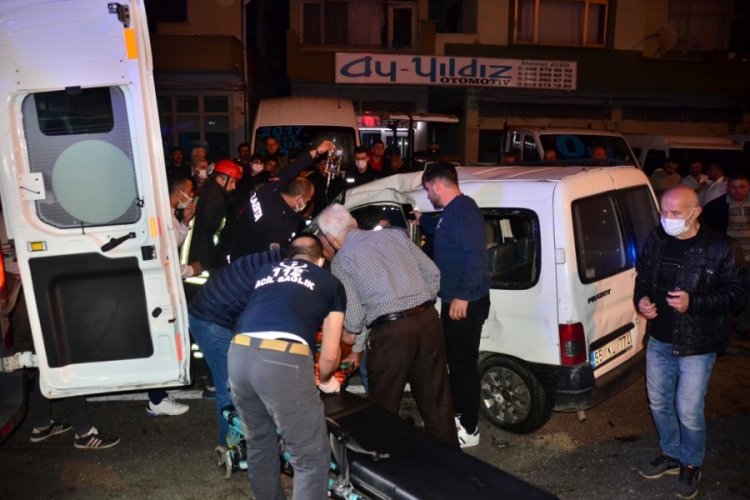 Ambulans ile hafif ticari araç kaza yaptı