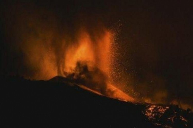 La Palma Adası'ndaki yanardağ patlamaları bir haftada 462 evi yuttu