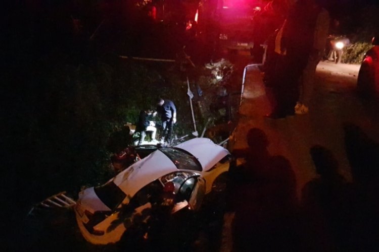 Sakarya'da k&ouml;pr&uuml;den d&uuml;şen otomobilin s&uuml;r&uuml;c&uuml;s&uuml; &ouml;ld&uuml;