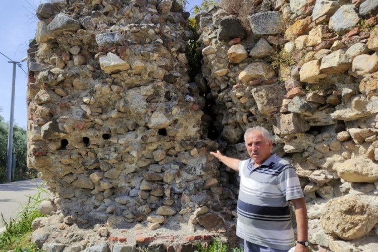 Bursa'da 2500 yıllık surlar ortadan ayrıldı, yıkılma tehlikesiyle karşı karşıya