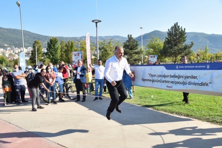 Bursa'da unutulmaya y&uuml;z tutmuş sokak oyunları oynandı