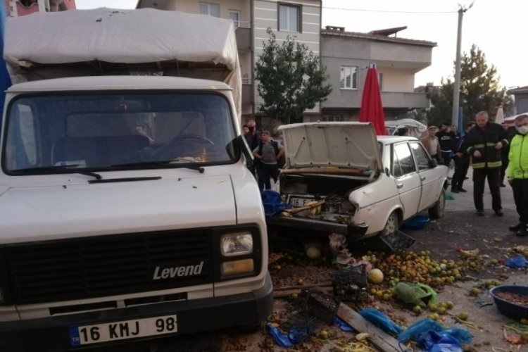 Bursa'da otomobil pazara daldı! 4 yaralı var