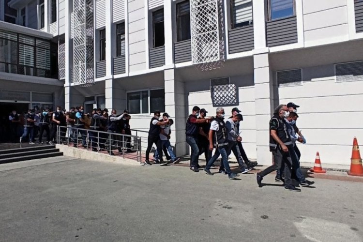 Mersin'de tefecilikten elde ettikleri parayı altına yatırmışlar!